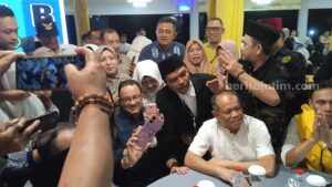 Anies Rasyid Baswedan saat melakukan konsolidasi dengan relawan dan pendukugnya di Taman Dayu, Kabupaten Pasuruan, Rabu (24/5/2023) malam