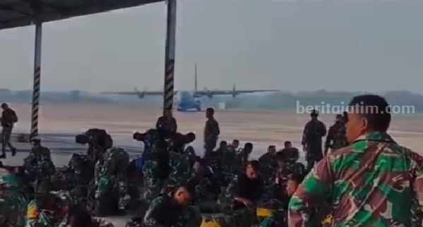 Anggota TNI Yonif Para Raider 501/BY bersiap melakukan terjun udara pada Rabu (10/05/23) di Kabupaten Blitar