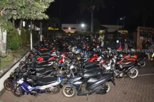 Polres Malang Amankan Ratusan Motor saat Razia Balap Liar Polres Malang mengamankan ratusan motor dalam razia balap liar, Sabtu (27/5/2023) dini hari.