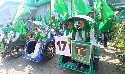 Bacaleg PPP Jombang naik becak ke kantor KPU setempat, Minggu (14/5/2023)