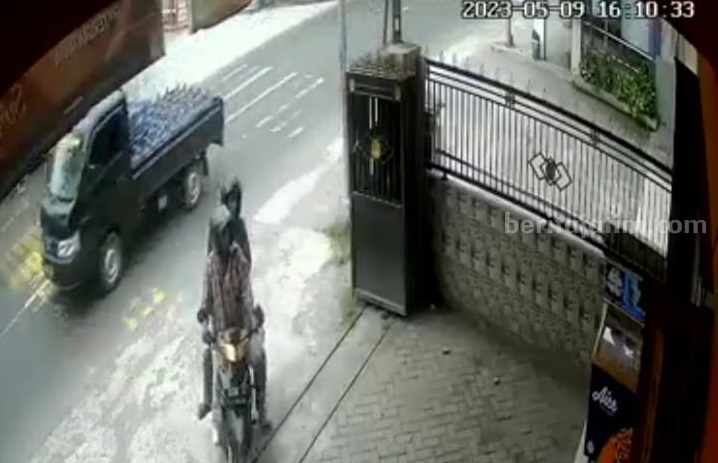 Pria di Jombang Curi HP di Etalase, Modusnya Pura-pura Fotokopi Dua pria yang terekam CCTV saat mendatangi tokoh di Desa Janti Kecamatan Mojoagung Jombang, Selasa (9/5/2023)