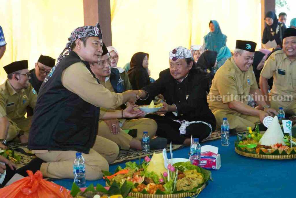 Acara nyadran atau sedekah bumi di Makam Nyai Andongsari, yang berada di Desa Sendangrejo, Kecamatan Ngimbang, Lamongan.