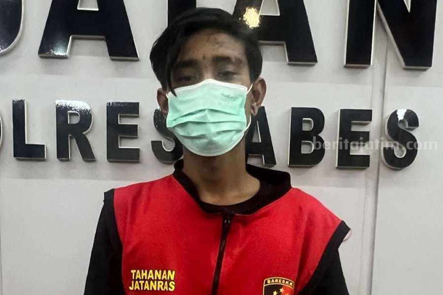 ‘Digigit’ Rekan Seperjuangan, Bandit Curanmor 9 TKP di Surabaya Rungkad RZ saat diamankan di Polrestabes Surabaya. (Foto/dokumen Humas Polrestabes Surabaya)
