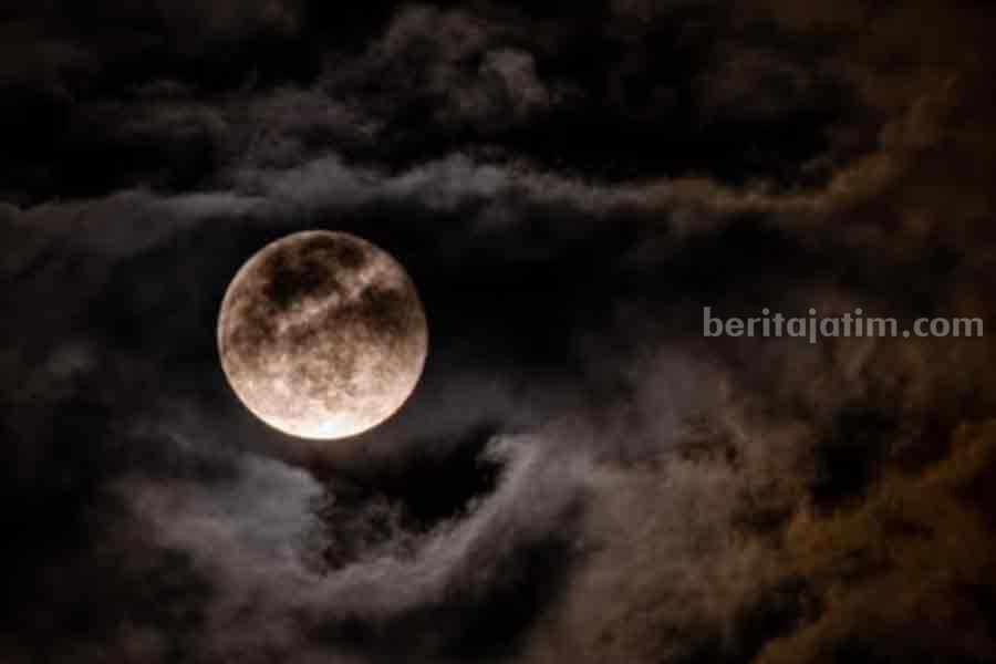 Ilustrasi Gerhana Bulan Penumbra yang akan terjadi pada 5-6 Mei 2023 di Indonesia. (Brett Sayles, Pexels)