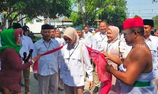 Bacaleg Gerindra Jombang Disambut Selendang Merah Cak Besut