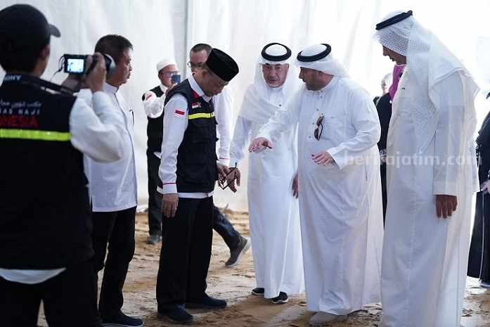 Ketua PPIH Arab Saudi Subhan Cholid (berpeci) tinjau Arafah [foto/kemenag.go.id]