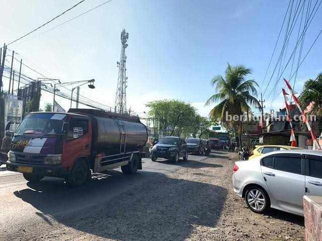 Pelebaran Jalan Manyar Gresik yang mengakibatkan debu beterbangan dikeluhkan pengguna jalan