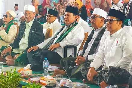 Prabowo Subainto dan Muhaimin Iskandar duduk di panggung kehoramatan dalam acara istighasah dan doa bersama di PPBU Tambakberas Jombang, Minggu (21/5/2023) malam. [Foto/Yusuf Wibisono]