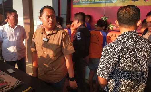 Dikeroyok Pesilat, 2 Anggota Polres Jombang Dilarikan ke Rumah Sakit Kasat Reskrim Polres Jombang AKP Aldo Febrianto saat menyampaikan keterangan di depan wartawan, Kamis (25/5/2023)