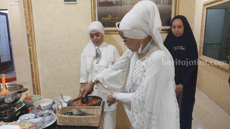 Istri Bupati Jember Ulek Sambal untuk Anies Baswedan