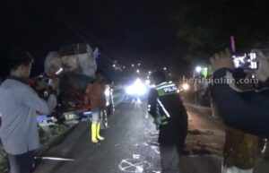 Polisi melakukan olah TKP