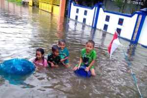 Jalan Nuri Sampang Berubah Jadi Kolam Renang Dadakan kolam renang dadakan