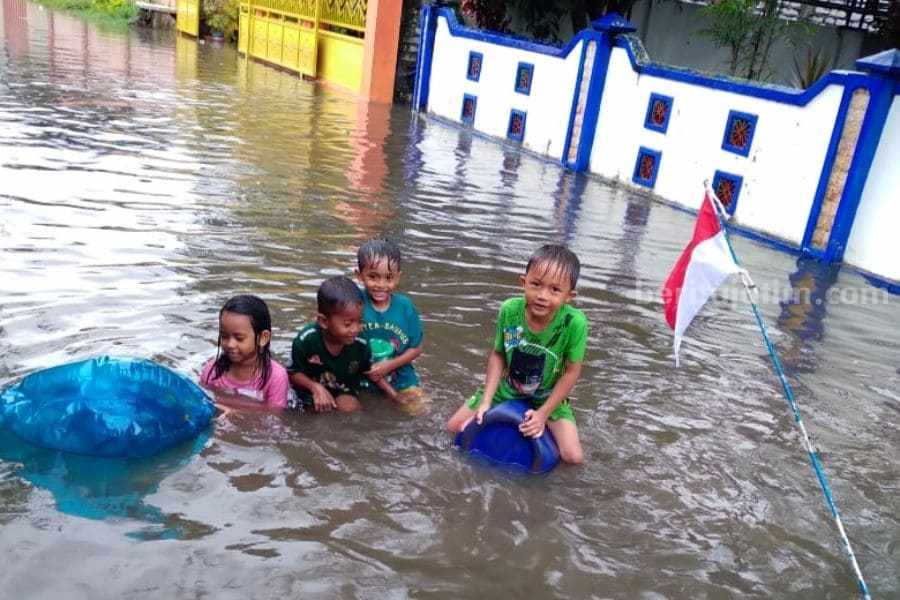 Jalan Nuri Sampang Berubah Jadi Kolam Renang Dadakan kolam renang dadakan