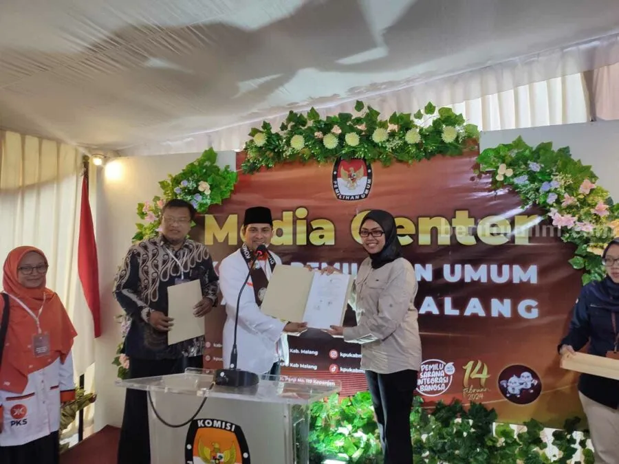 PKS Kabupaten Malang Jadi Parpol Pertama Daftarkan Bacaleg ke KPU Ketua KPU Kabupaten Malang Anis Suhartini, menerima berkas pendaftaran Bacaleg PKS Kabupaten Malang, Selasa (9/5/2023).