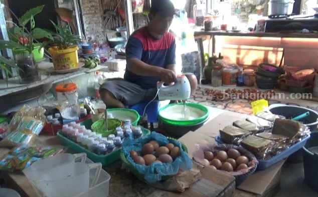 Muslimin sedang meracik adonan untuk pembuatan kue bolu pisang, Rabu (24/5/2023)