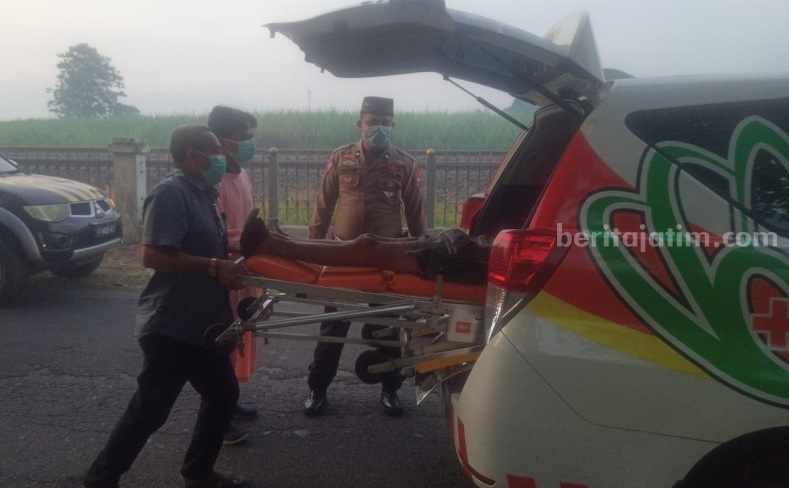 Salah satu korban dievakuasi menggunakan ambulans ke RSUD Jombang, Jumat (19/5/2023)