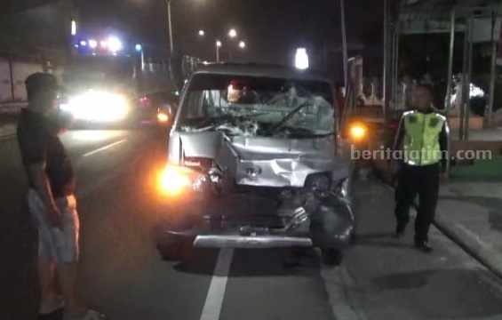 Melaju Kencang di Jombang, Gran Max Tabrak Mobil Parkir Mobil pikap Gran Max ringsek bagian depan usai menabrak kendaraan parkir di Jl Raya Miagan Mojoagung Jombang, Senin (8/5/2023) malam