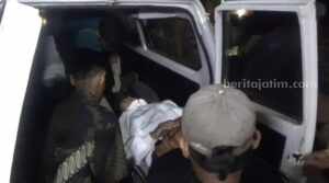 Korban dievakuasi menggunakan ambulans