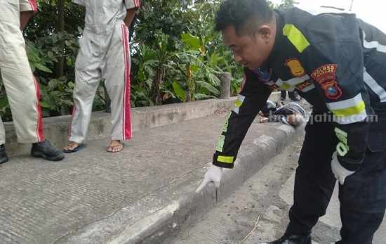 Polisi menunjukkan lokasi kecelakaan tunggal yang menyebabkan satu korban meninggal, Kamis (11/5/2023)