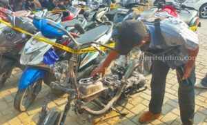 Sepeda motor yang dibakar oleh komplotan pesilat di Jombang