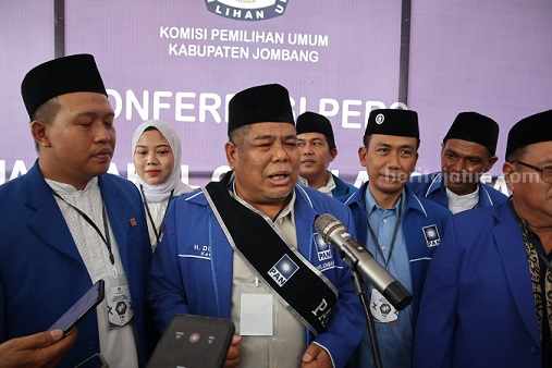Bacaleg PAN Jombang Minardi (tiga dari kiri) saat menyerahkan berkas ke KPU setempat, Jumat (12/5/2023)