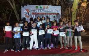 Para juara dari berbagai kategori pada Kompetisi Wall Climbing se-Jatim di Jombang