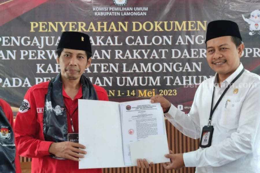 PDIP dan NasDem Daftarkan Bacaleg ke KPU Lamongan