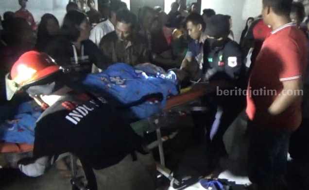 Wanita di Jombang Ini Langsung Pingsan saat Tahu Rumahnya Terbakar Pemilik rumah yang pingsan langsung dievakuasi oleh sejumlah petugas, Selasa (30/5/2023)