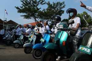 Bacaleg PKB Jombang mengendarai vespa saat ke KPU