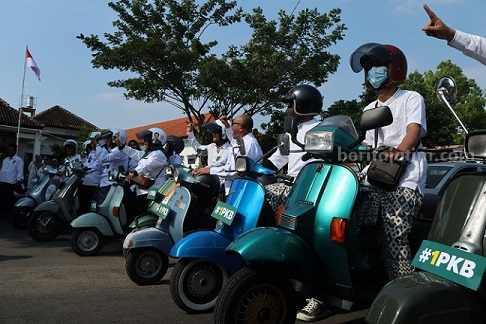 Bacaleg PKB Jombang mengendarai vespa saat ke KPU