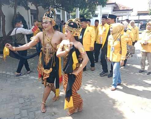 Dua orang memerankan rama dan Sinta menyambut kedatangan bacaleg Golkar di kantor KPU Jombang, Minggu (14/5/2023)