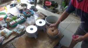 Muslimin menunjukkan kue bolu pisang produksinya