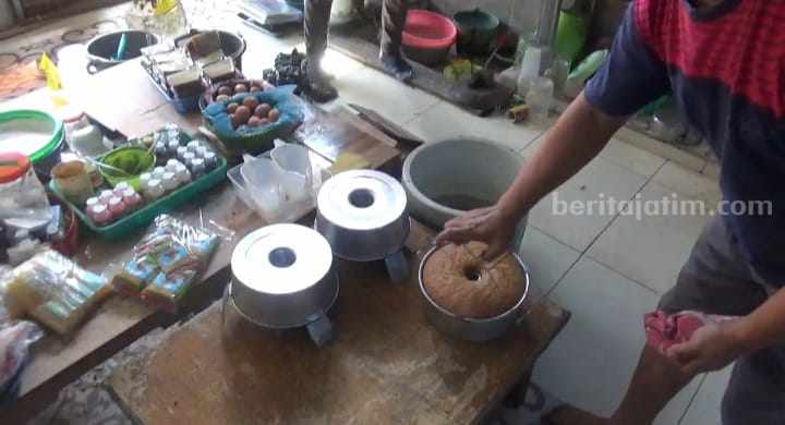 Muslimin menunjukkan kue bolu pisang produksinya