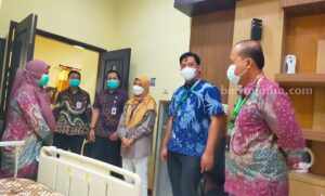 Tim BPJS Kesehatan Cabang Mojokerto saat meninjau ruangan di poli eksekutif