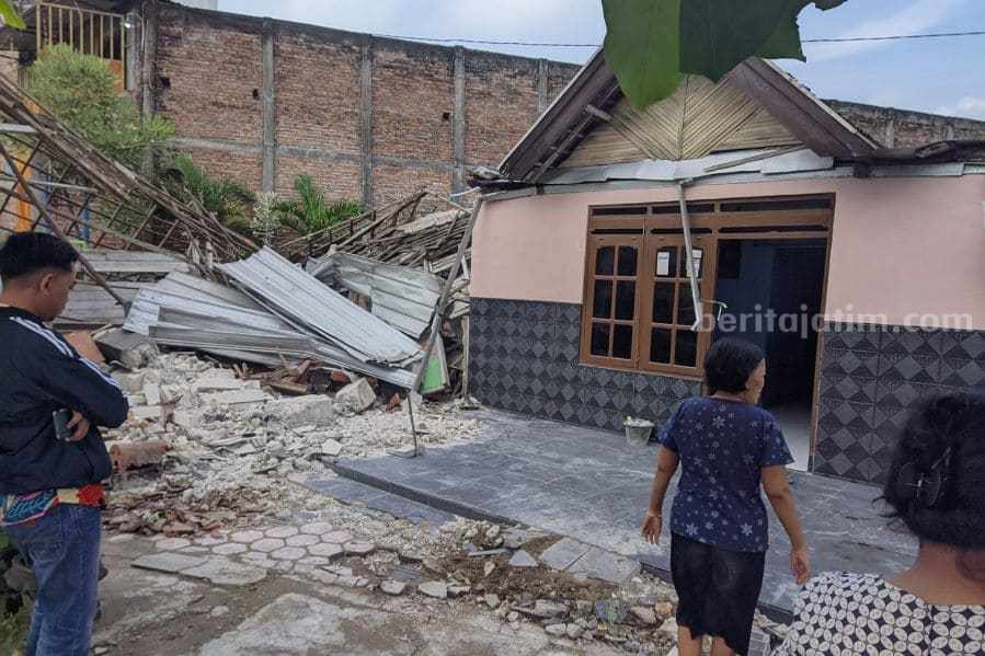 rumah ditabrak bus