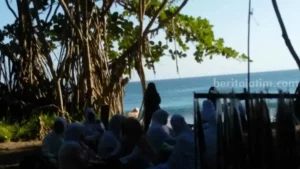 Jamaah Riyadlul Jannah Malang Gelar Salawat di Tepi Samudera Indonesia salawat