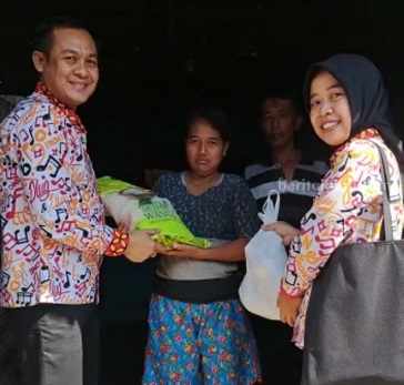 Penyerahan sembako kepada warga kurang mampu, Jumat (26/5/2023)