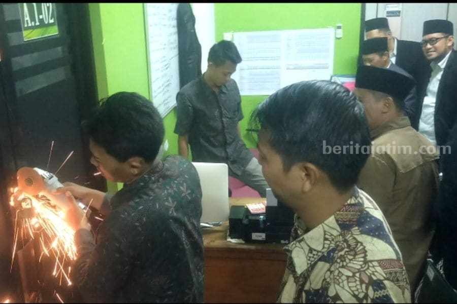 Pengurus Dikukuhkan, Segel Rektorat Unisla Lamongan Dibuka unisla lamongan b