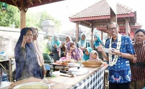 Bupati Magetan Suprawoto saat menghadiri Festival Kuliner Jadul dan pengukuhan soto obor sebagai kuliner khas Kelurahan Kraton di Sendang Kamal Traditional Market, Minggu pagi (18/6/2023).
