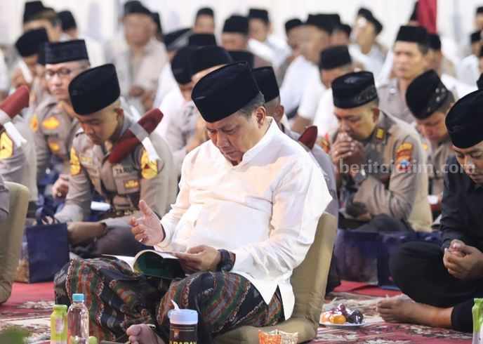 Kapolda Jatim Irjen Toni Harmanto Ikuti Majelis Sholawat di Polres Malang Kapolda Jatim Irjen Toni Harmanto menghadiri Majelis Sholawat Marhaban Yaa Rasulullah di halaman Mapolres Malang, Kabupaten Malang, Jawa Timur, Rabu (7/6/2023) malam.