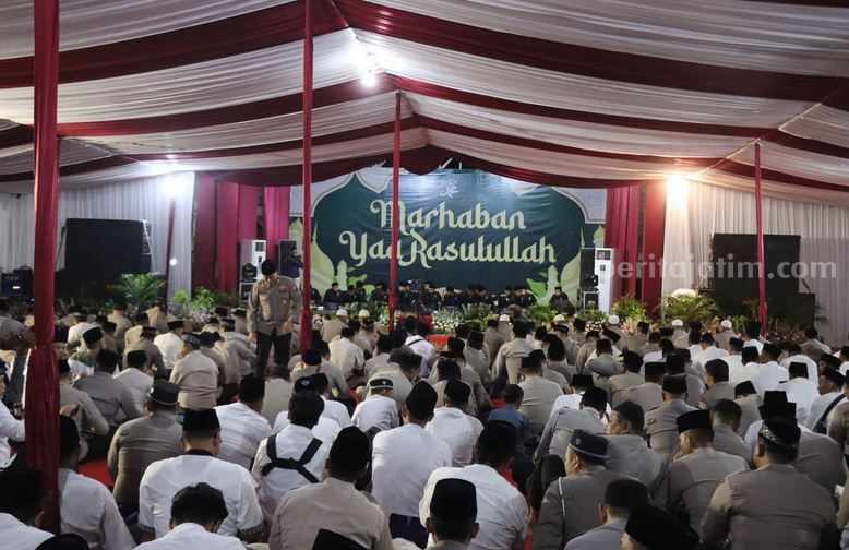 Sholawat Marhaban Yaa Rasulullah di halaman Mapolres Malang, diikuti sekitar 1.100 personel Polri, ASN, Bhayangkari, bersama tokoh agama dan ulama, Rabu (7/6/2023) malam.