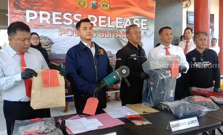Polres Blitar rilis kasus pembobolan ATM dengan dua tersangka yang sering beraksi di sejumlah kota.