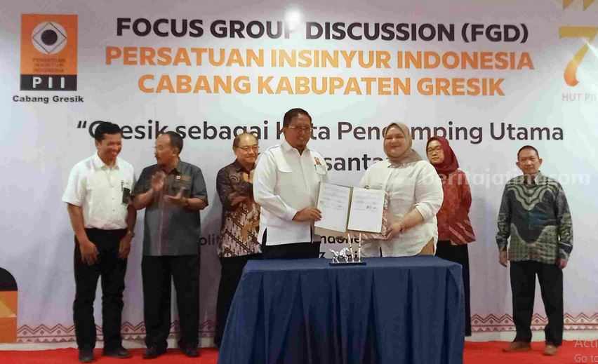 Ini Rekomendasi PII Cabang Gresik terhadap Pembangunan IKN Ketua PII Cabang Gresik Awang Djohan Bachtiar (kiri) usai menandatangani MoU di Forum Group Discussion (FGD) di Kampus Politeknik Semen Indonesia.
