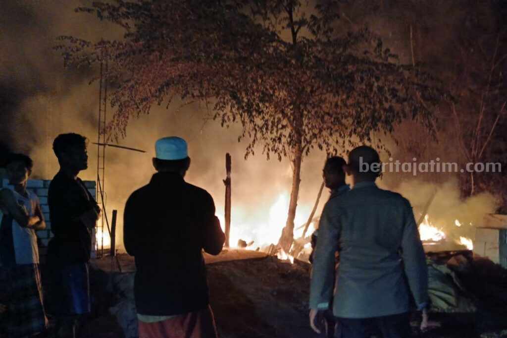 Kebakaran yang melandang gudang mebel dan kandang sapi di Desa Jubel Kidul, Kecamatan Sugio, Lamongan.