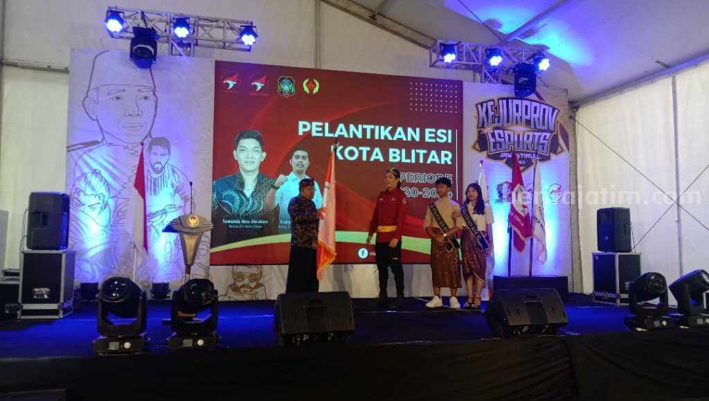 Santoso Wali Kota Blitar memberikan pataka ke Ketua ESI Kota Blitar Abraham.
