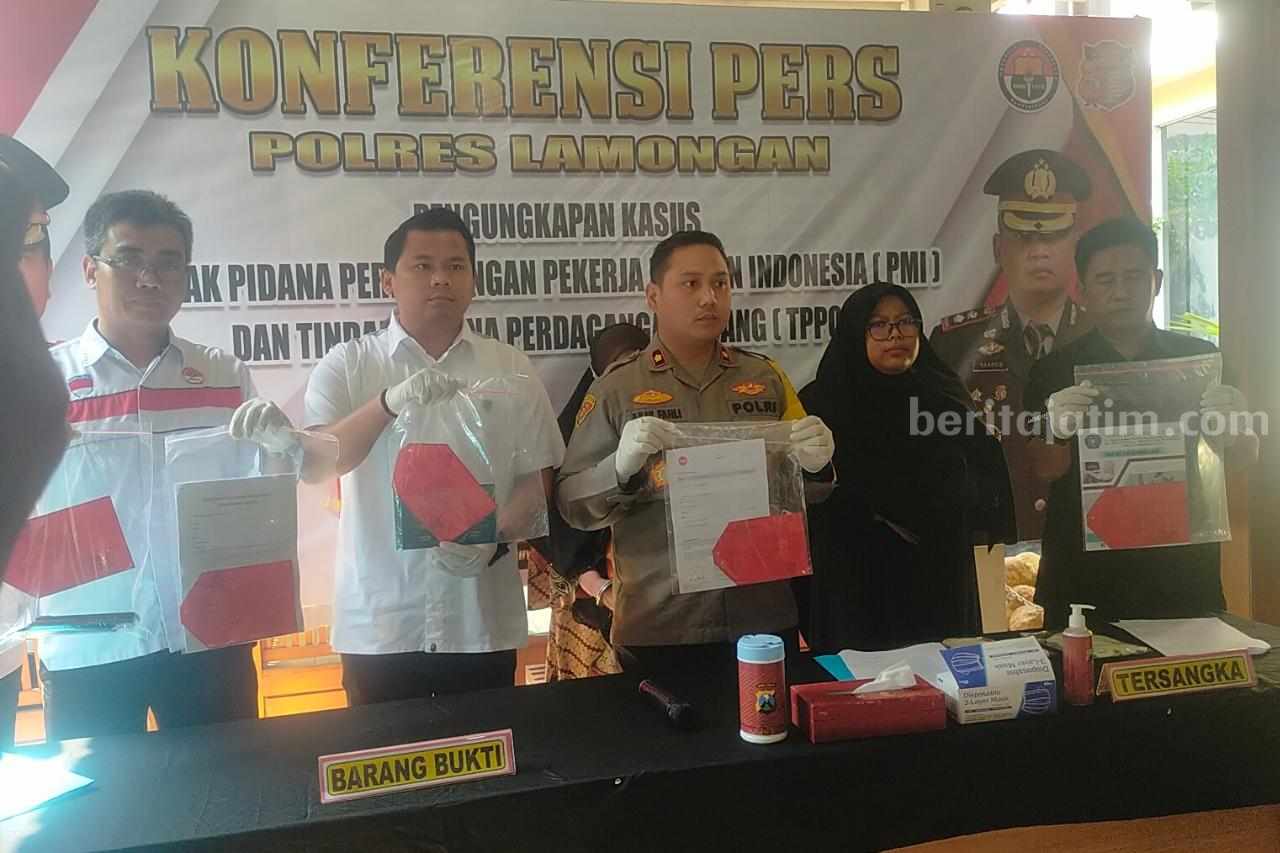Polres Lamongan saat menunjukkan barang bukti kasus TPPO ke Luar Negeri, pada konferensi pers di Mapolres Lamongan (Foto: A. Thoriq Hidayatullah/beritajatim.com).