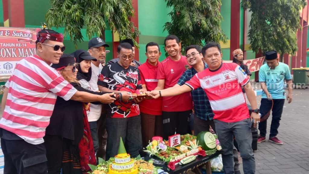 Ka-Conk Mania Bangkalan Tolak Keputusan PT LIB Pemotongan tumpeng HUT Ka-Conk Mania di halaman SGB Bangkalan (Foto: Zamachsari/beritajatim.com)