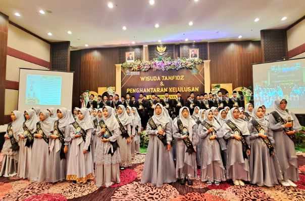 SMP Al Falah Deltasari Sidoarjo Gelar Wisuda Tahfidz Acara wisuda tahfidz dan penghantaran kelulusan untuk siswa kelas 9 SMP Al Falah Deltasari Sidoarjo, Selasa, 20 Juni 2023.