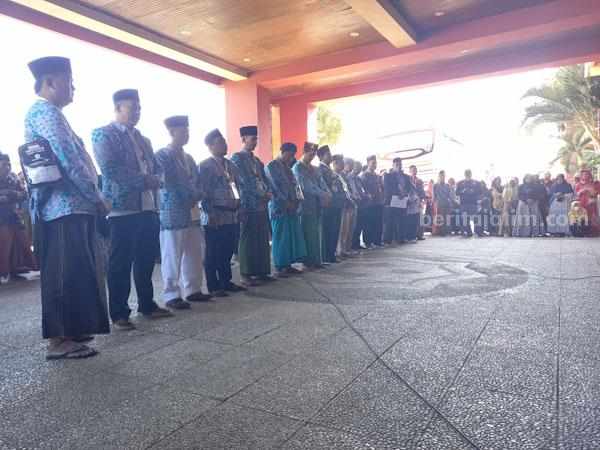 Jemaah calon haji sumenep gelombang terakhir berangkat dari halaman pemkab (foto : Temmy/ beritajatim.com)