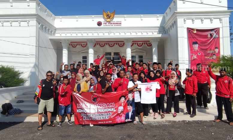 Kader PDI Perjuangan Sumenep bergerak ke Jakarta melalui jalur darat.